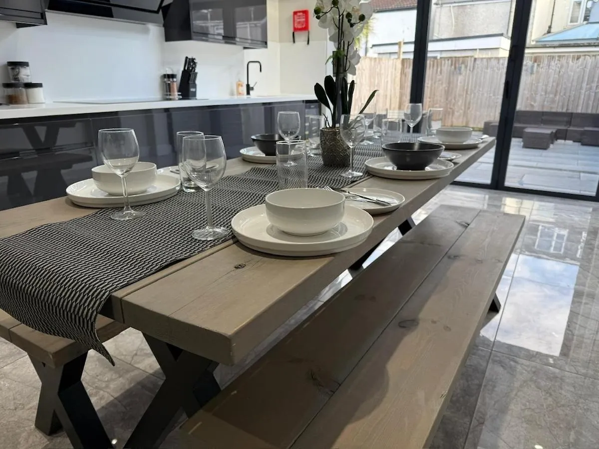 Luxurious Modern House With Garden Close To City Centre Cardiff